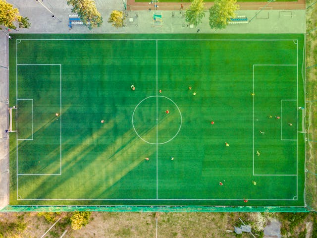 Igrači na fudbalskom stadionu
