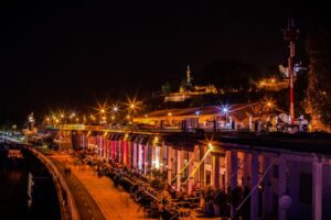 Pogled iz vazduha na obalu Beograda sa restoranima